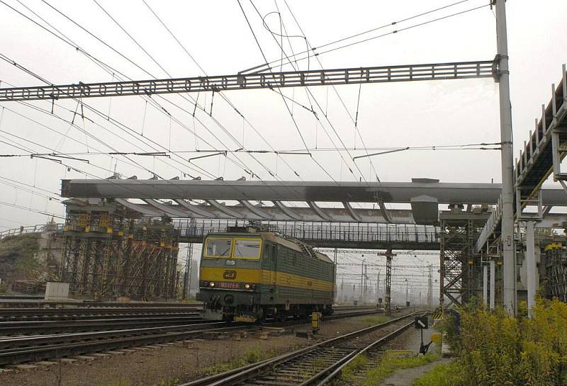 V Bohumíně-Skřečoni pokračuje stavba mostu přes železniční trať. Stavbaři už vytlačili do prostoru 75 metrů mostní konstrukce