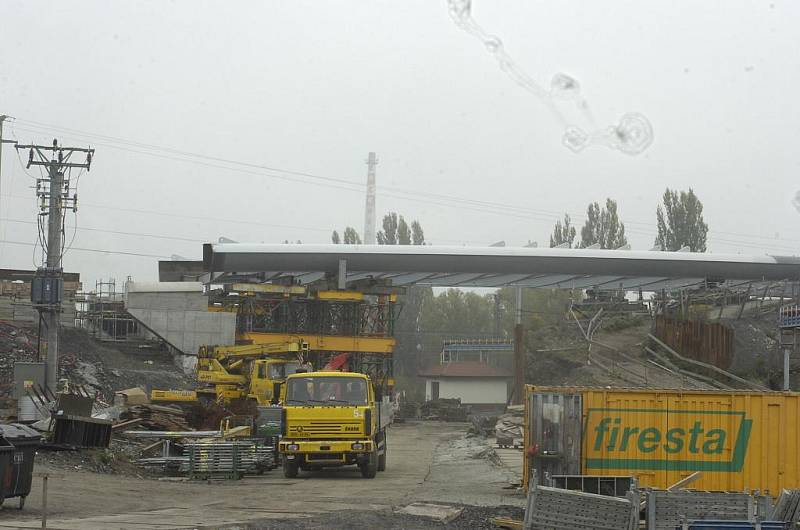 V Bohumíně-Skřečoni pokračuje stavba mostu přes železniční trať. Stavbaři už vytlačili do prostoru 75 metrů mostní konstrukce