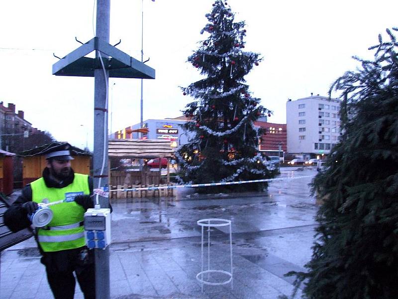 Následky poryvů větru na náměstí Republiky v Havířově