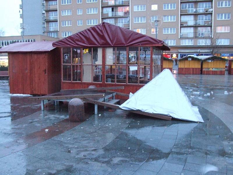 Následky poryvů větru na náměstí Republiky v Havířově