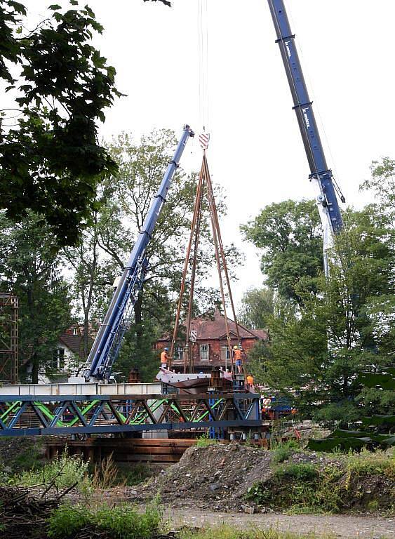 V Českém Těšíně začali dělníci s montáží mostu přes Olši, který spojí sportovní areály na české a polské straně řeky