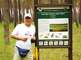 Josef Čigelský při čtvrtém ročníku letního srazu zimních táborníků. Turisté se prošli národní přírodní rezervací Váté písky (na snímku).