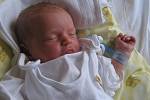 Paní Gabriele Burkové z Karviné se 17. října narodil syn Adámek. Když přišel chlapeček na svět, vážil 3280 g a měřil 50 cm.