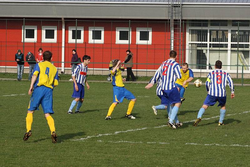 Fotbalisté Stonavy (ve žlutém) deklasovali doma Brušperk.