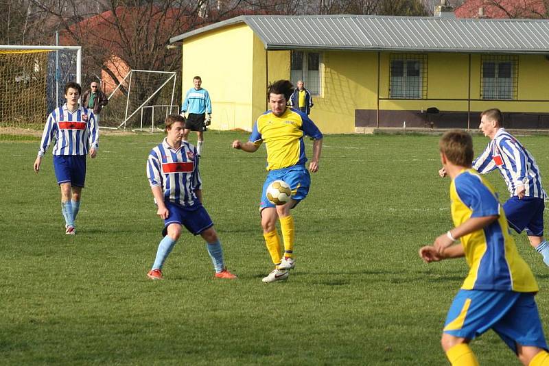 Fotbalisté Stonavy (ve žlutém) deklasovali doma Brušperk.