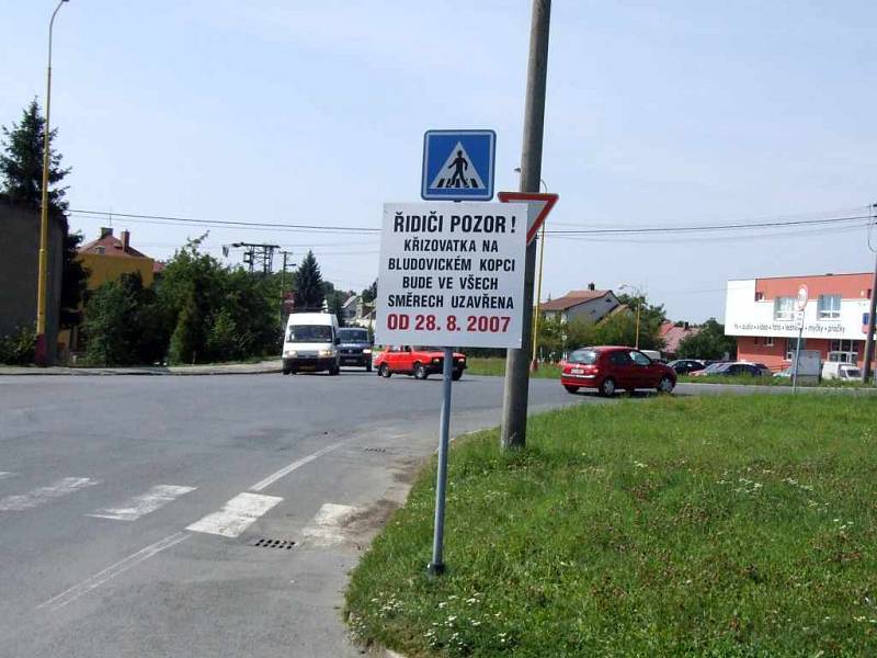 Na uzavírku už začaly motoristy upozorňovat cedule.