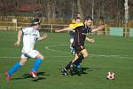 Českotěšínští fotbalisté (v černožlutých barvách) zdolali doma šťastně Petrovice 1:0.