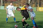 Českotěšínští fotbalisté (v černožlutých barvách) zdolali doma šťastně Petrovice 1:0.