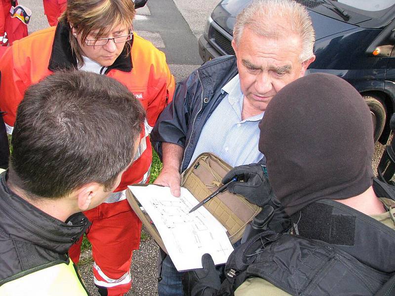 Cvičení krajské zásahové jednotky v albrechtické základní škole