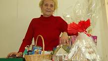 Jarmila Sztarková se svými vánočními výrobky.