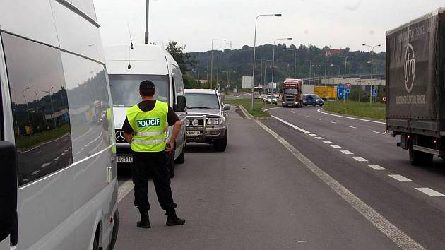 Policisté z oddělení cizinecké policie využili v praxi nový tzv. schengenbus, který je vybaven speciální technikou na detailní kontrolu cestovních dokladů