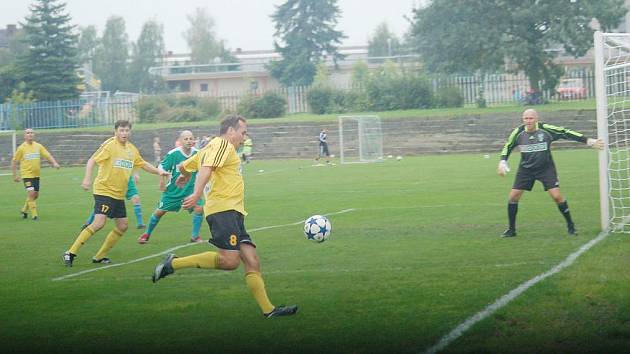 Bývalí fotbalisté čtyř největších karvinských klubů minulosti si dali dostaveníčko na hřišti.