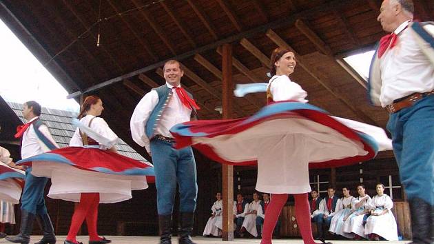 Na tradiční folklorní přehlídce Máj nad Olzou bude k vidění řada tanečních a pěveckých souborů