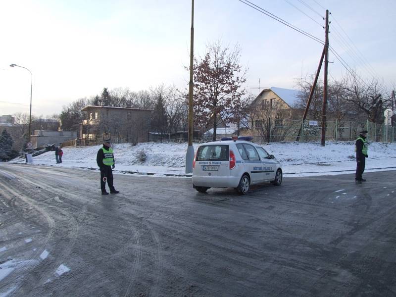 Okružní ulici museli kvůli náledí uzavřít ze spodní strany kopce policisté a z horní strážníci