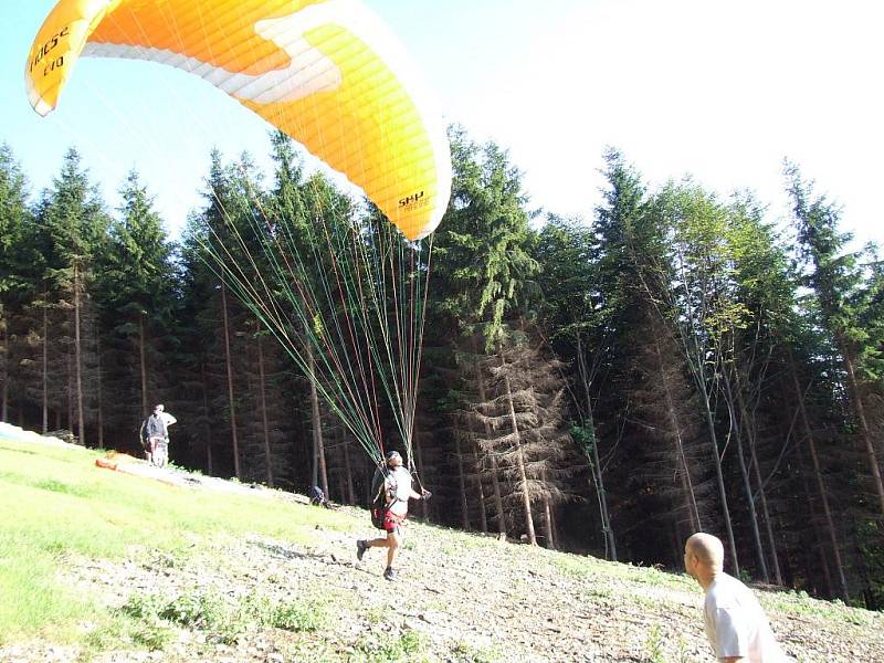 Paraglidisti na Prašivé