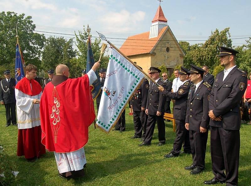 Dobrovolní hasiči z Bohumína-Kopytova slavili výročí. Kněz při této příležitosti posvětil jejich prapor.