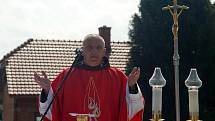 Dobrovolní hasiči z Bohumína-Kopytova slavili výročí. Kněz při této příležitosti posvětil jejich prapor.