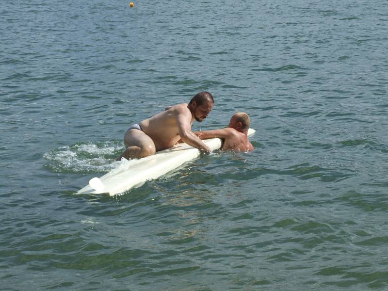 Karvinští strážníci při výcviku na Těrlické přehradě, záchrana se surfovým prknem