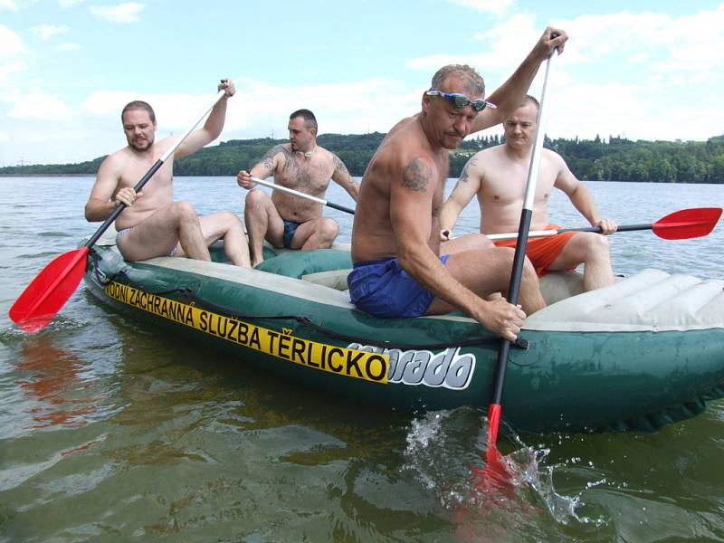 Karvinští strážníci při výcviku na Těrlické přehradě, raft