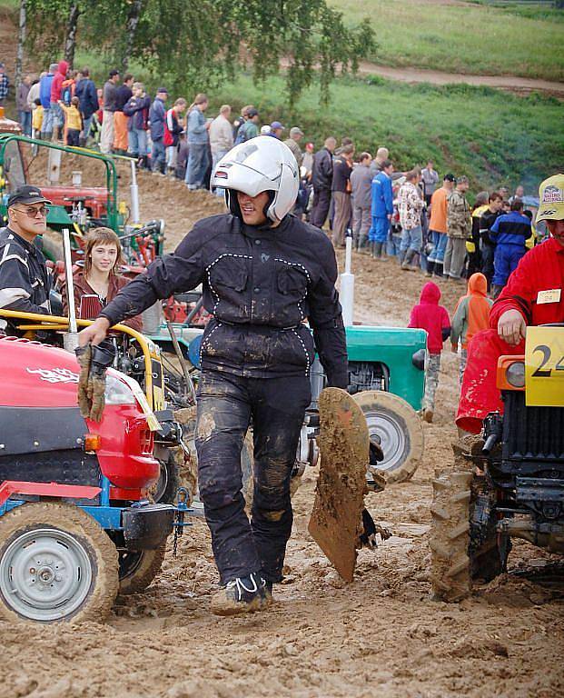 Traktory nejrůznější velikostí i konstrukce si mohli prohlédnout návštěvníci Traktor show, která se konala v sobotu v motokrosovém areálu v Petrovicích. Zábavný den spojený s komerční prezentací traktorů značky Zetor připravili prodejci této značky.