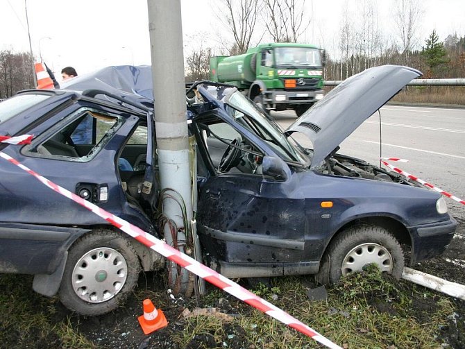 V Orlové v Lazecké ulici nedal řidič Renaultu Scenic přednost felicii a byla z toho kolize.