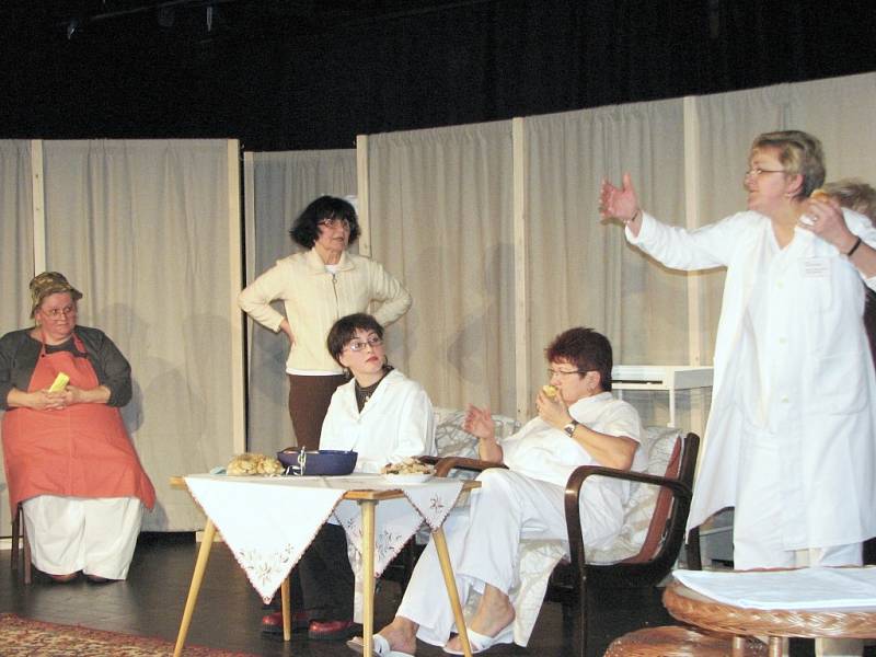Členky Datyňského amatérského divadla v komediální hře Ordynaca v Datyński zogrodě.