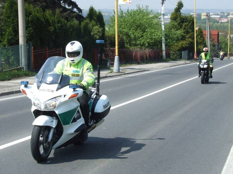 Průjezd pelotonu v závodu Gracia do havířovského Bludovického kopce.