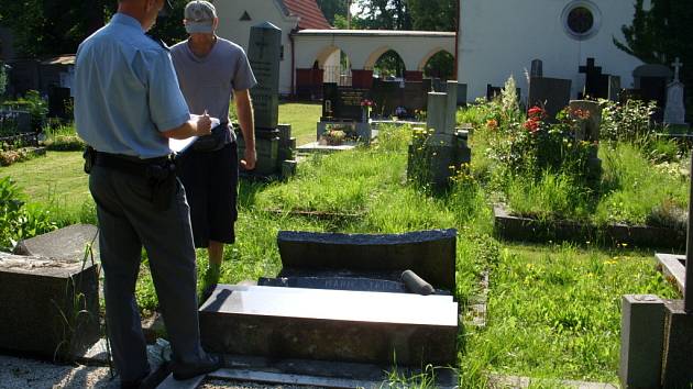 Bohumínský hřbitov po řádění vandalů