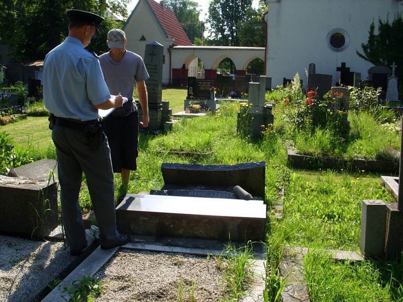 Bohumínský hřbitov po řádění vandalů