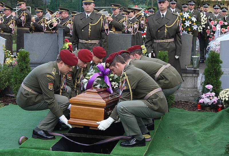 V Albrechticích se v sobotu konal pohřeb vojáka Adriana Wernera, který před pár dny zemřel na následky zranění, které v červenci utrpěl na misi českých vojáků v Aghánistánu.