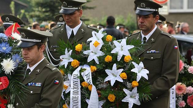 V Albrechticích se v sobotu konal pohřeb vojáka Adriana Wernera, který před pár dny zemřel na následky zranění, které v červenci utrpěl na misi českých vojáků v Aghánistánu.