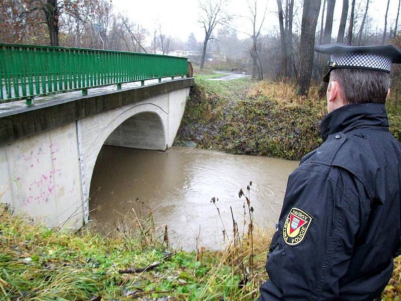 Strážníci kontrolují stav řeky Lučiny