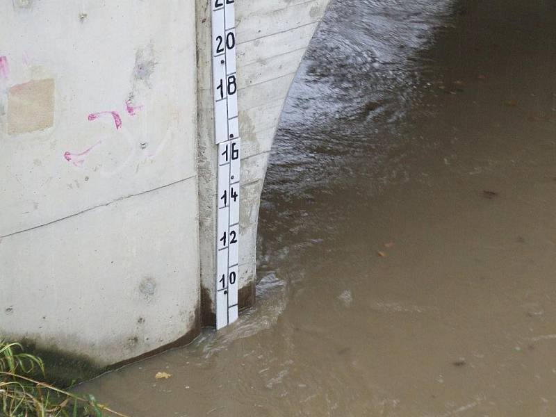 Řeka Lučina v Havířově měla zvýšenou hladinu už ve 13. hodin, tedy ještě před otevřením hráze Žermanické přehrady