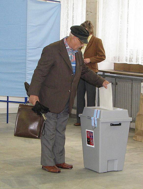 Komunální volby 2010 v Karviné. Největší okrsek čítá přes 2000 voličů.