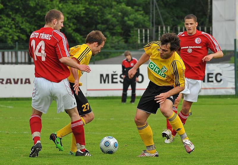 Karvinští fotbalisté (ve žlutém) si dojeli pro tři body do Třince.