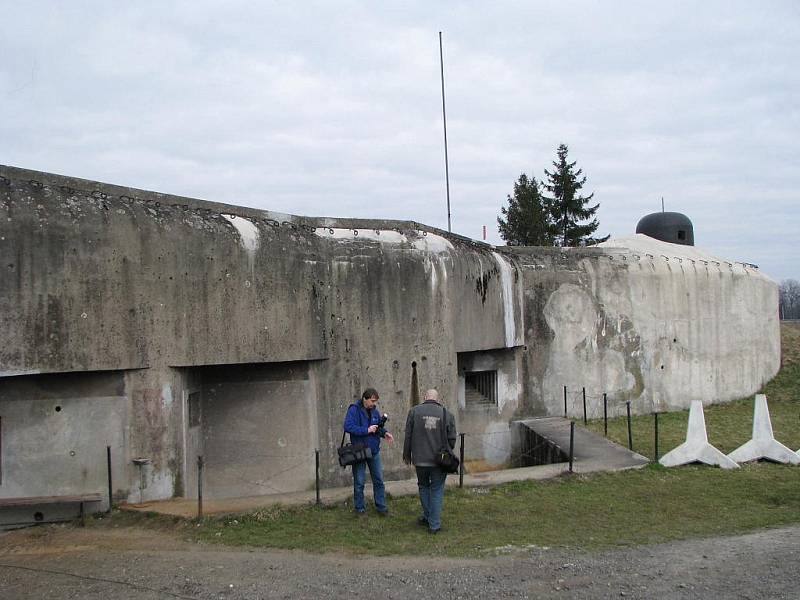 Bohumínští milovníci vojenské historie ve čtvrtek zahájili letošní návštěvnickou sezonu v pěchotním opevněním srubu U Tratii