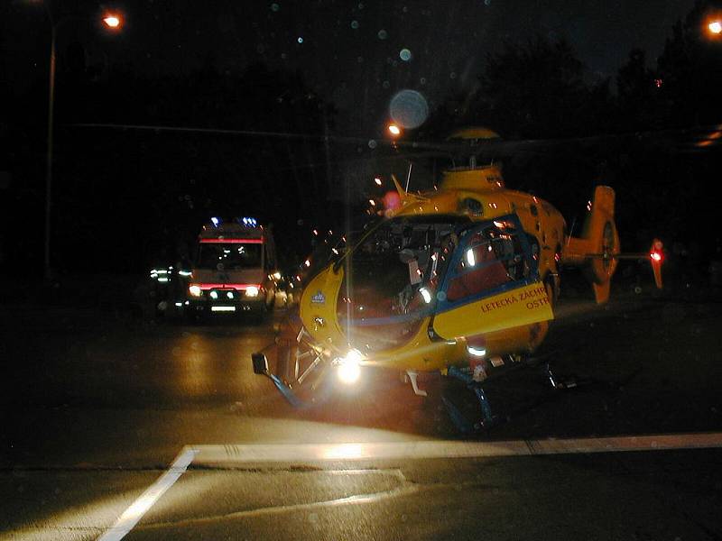 Ve výjimečných případech jsou piloti záchranářského vrtulníku připraveni přistát téměř kdekoli nebo za jakýchkoli podmínek. Na snímku jde o večerní přistání na křižovatce v Havířově