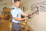 Policista Miroslav Juřička ukazuje zbraně, které lidé z Karvinska předali k registraci v rámci zbraňové amnestie