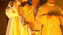 Také v Karviné slavili křesťané velikonoční svátky tradičním průvodem s hořícími svícemi.