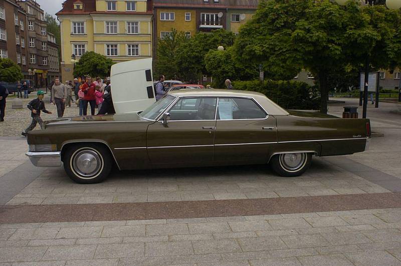 Do Českého Těšína se v sobotu sjeli majitelé automobilových veteránů, kterí veřejnosti ukázaly své skvosty na čtyřech kolech.