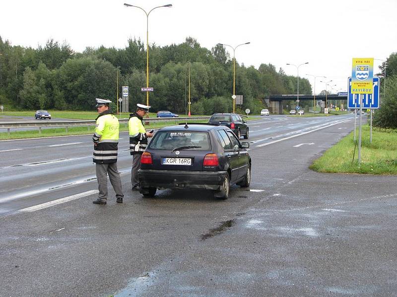 Hlídka dopravní policie na Ostravské ulici při vjezdu do Havířova