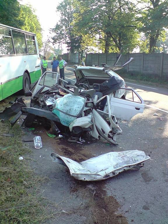 Nehoda automobilu s autobusem v Doubravě