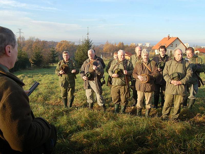 Na první letošní hon vyrazili v sobotu členové mysliveckého sdružení Karviná-Ráj. Zhruba 15 myslivců procházelo remízky v Karviné-Ráji pod tamním hřbitovem a stříleli bažanty.