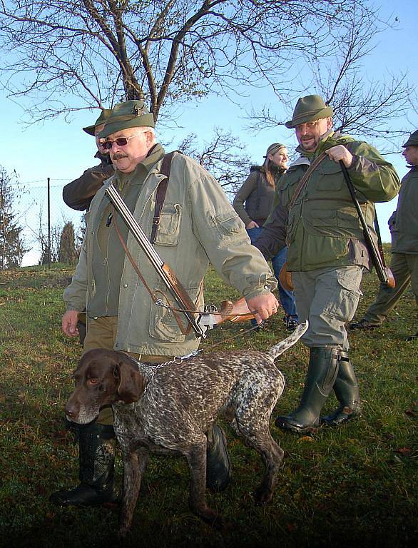 Na první letošní hon vyrazili v sobotu členové mysliveckého sdružení Karviná-Ráj. Zhruba 15 myslivců procházelo remízky v Karviné-Ráji pod tamním hřbitovem a stříleli bažanty.