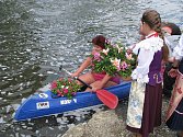 Nové nástupní schůdky pokřtili vodáci ve Věřňovicích. Akce byla součástí 21. ročníku česko-polské slavnosti u mostu ve Věřňovicích, jejíž součástí bylo i pouštění věnců po řece.