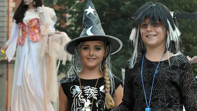 V Těšíně proběhlo v sobotu tradiční loučení s prázdninami, kdy se děti vydaly za strašidly na Piastovskou věž. Nechyběly zajímavé masky a převleky a na závěr ohňostroj