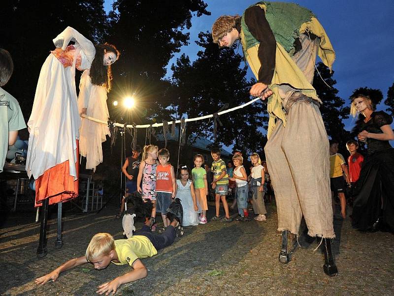 V Těšíně proběhlo v sobotu tradiční loučení s prázdninami, kdy se děti vydaly za strašidly na Piastovskou věž. Nechyběly zajímavé masky a převleky a na závěr ohňostroj