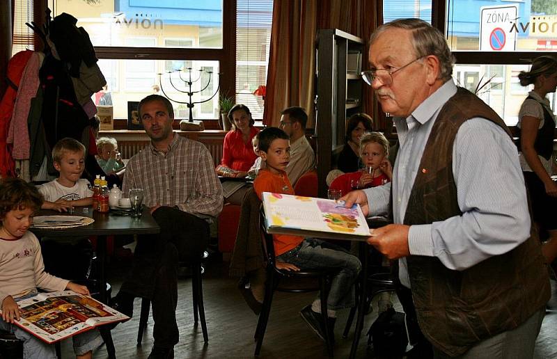 V českotěšínské kavárně Noiva začal cyklus čtení pro děti, kdy nejmenším předčítají své oblíbené verše a pohádky známé osobnosti