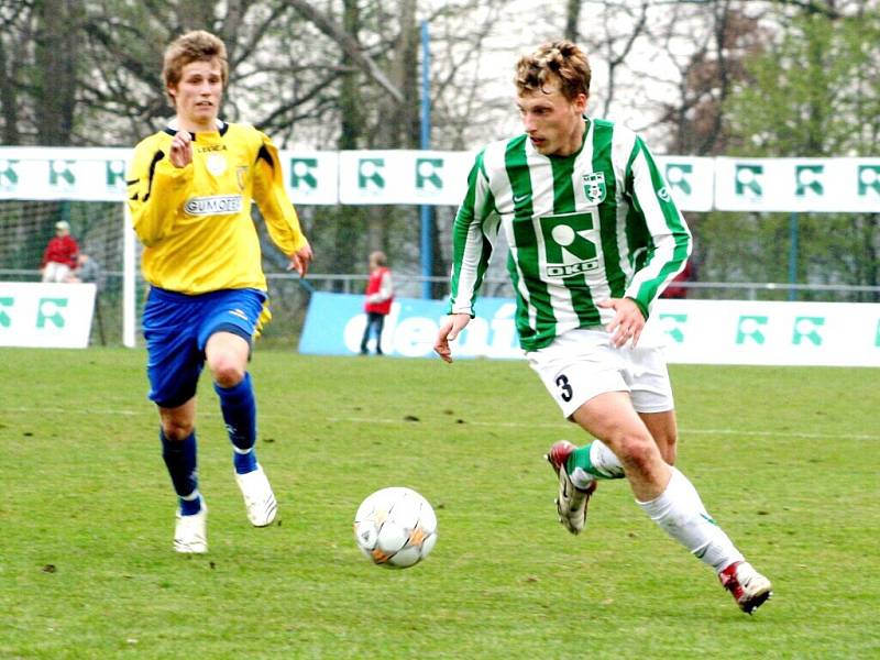 Karvinští fotbalisté (zelenobílé dresy) skončili nakonec v tabulce MSFL čtvrtí. Vpravo Michael Reichl.