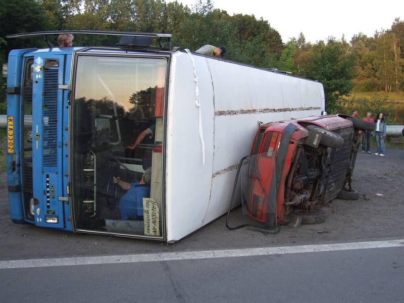 Cvičení IZS při simulované nehodě autobusu.
